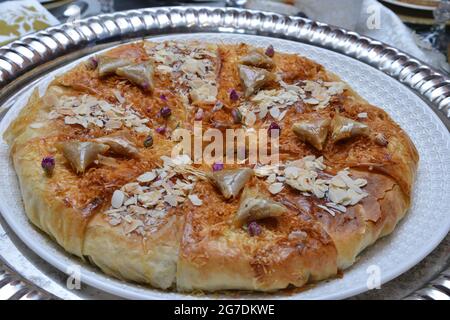 Bastila oder `Pastilla` ist ein marokkanisches Gericht. Chicken Bastila ist ein Kuchen gefüllt mit Huhn, Eiern, Zwiebeln, Zucker. In einigen Regionen Marokkos, i Stockfoto